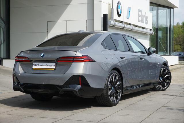 BMW i5 Sedan eDrive40 | M Sportpakket Pro | Harman Kardon | Driving Assistant Plus | Comfortstoelen met stoelventilatie