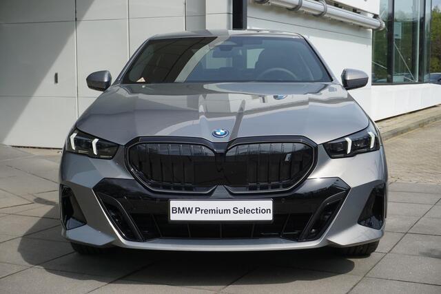 BMW i5 Sedan eDrive40 | M Sportpakket Pro | Harman Kardon | Driving Assistant Plus | Comfortstoelen met stoelventilatie