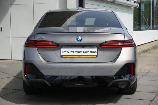 BMW i5 Sedan eDrive40 | M Sportpakket Pro | Harman Kardon | Driving Assistant Plus | Comfortstoelen met stoelventilatie