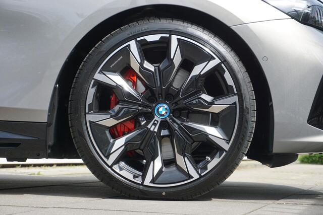 BMW i5 Sedan eDrive40 | M Sportpakket Pro | Harman Kardon | Driving Assistant Plus | Comfortstoelen met stoelventilatie