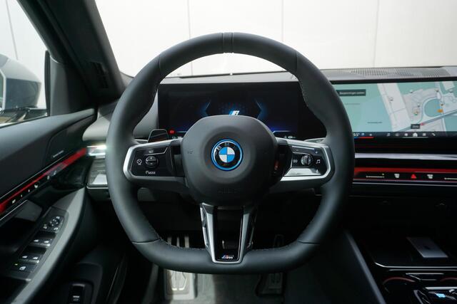 BMW i5 Sedan eDrive40 | M Sportpakket Pro | Harman Kardon | Driving Assistant Plus | Comfortstoelen met stoelventilatie