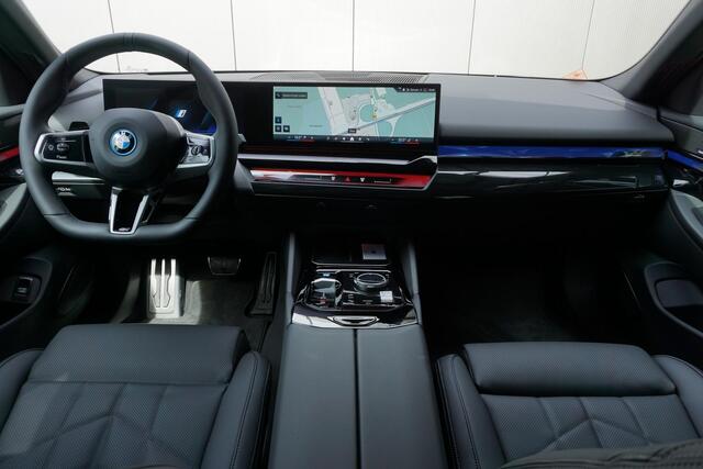 BMW i5 Sedan eDrive40 | M Sportpakket Pro | Harman Kardon | Driving Assistant Plus | Comfortstoelen met stoelventilatie