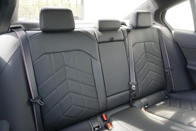 BMW i5 Sedan eDrive40 | M Sportpakket Pro | Harman Kardon | Driving Assistant Plus | Comfortstoelen met stoelventilatie