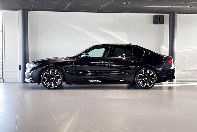 BMW i5 M60 xDrive 84 kWh | M Sport Pro | Glazen Panoramadak | Stoelventilatie | Bowers & Wilkins | Trekhaak |