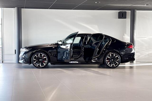 BMW i5 M60 xDrive 84 kWh | M Sport Pro | Glazen Panoramadak | Stoelventilatie | Bowers & Wilkins | Trekhaak |