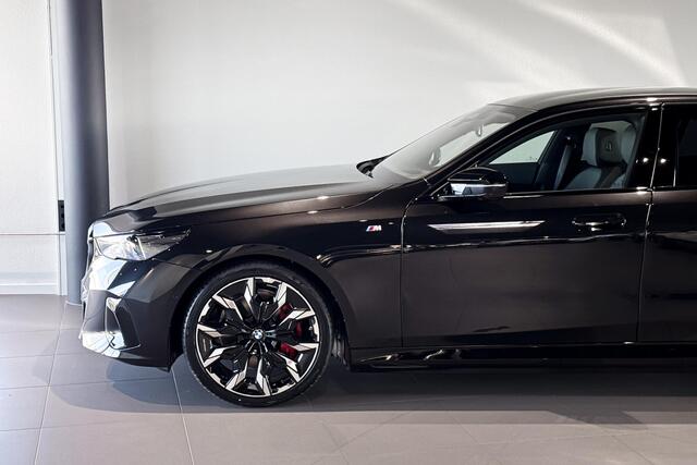 BMW i5 M60 xDrive 84 kWh | M Sport Pro | Glazen Panoramadak | Stoelventilatie | Bowers & Wilkins | Trekhaak |