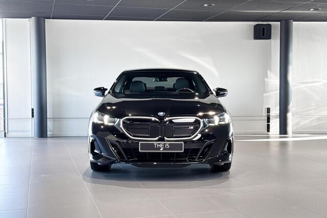 BMW i5 M60 xDrive 84 kWh | M Sport Pro | Glazen Panoramadak | Stoelventilatie | Bowers & Wilkins | Trekhaak |