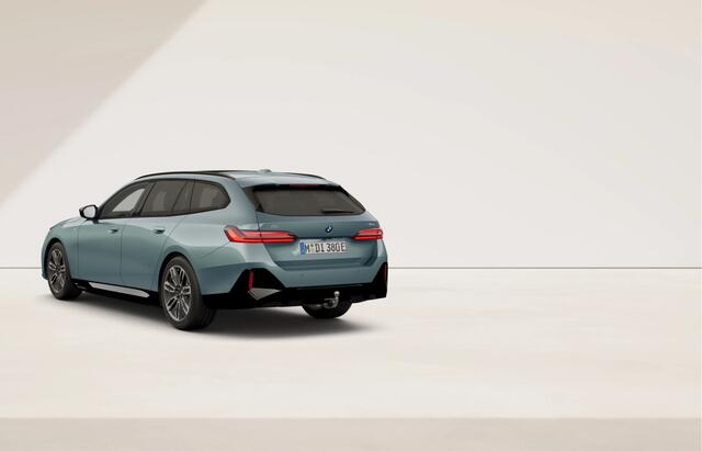 BMW i5 Touring M60 xDrive - Pano - Head-up - Adaptief Onderstel Prof