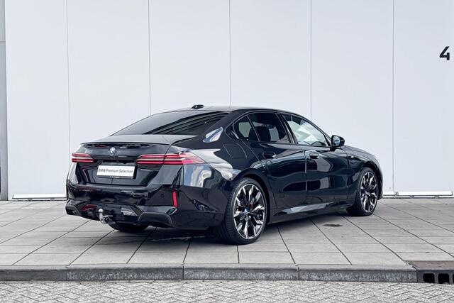 BMW i5 Sedan eDrive40 M Sport Pro 20 Inch / Stuur & Stoelverwarming voor + achter / Stoelventilatie / Adaptief onderstel prof / Automatische achterklep / Comfort Acces / Electrische Zwenkhaak / Ionic glow exterieur pakket / Driving Assistant / Parking Plus / Bowers & Wilkins / Glazen Dak