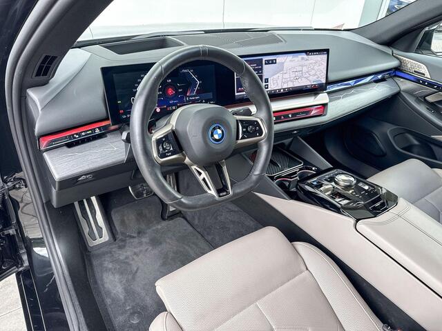 BMW i5 Sedan eDrive40 M Sport Pro 20 Inch / Stuur & Stoelverwarming voor + achter / Stoelventilatie / Adaptief onderstel prof / Automatische achterklep / Comfort Acces / Electrische Zwenkhaak / Ionic glow exterieur pakket / Driving Assistant / Parking Plus / Bowers & Wilkins / Glazen Dak