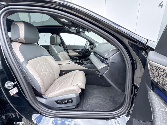 BMW i5 Sedan eDrive40 M Sport Pro 20 Inch / Stuur & Stoelverwarming voor + achter / Stoelventilatie / Adaptief onderstel prof / Automatische achterklep / Comfort Acces / Electrische Zwenkhaak / Ionic glow exterieur pakket / Driving Assistant / Parking Plus / Bowers & Wilkins / Glazen Dak