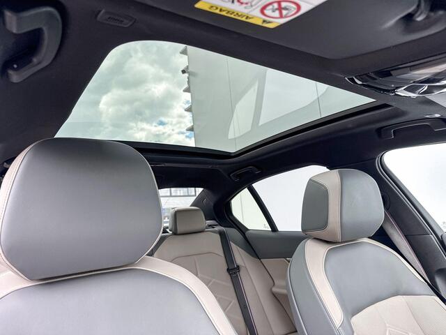 BMW i5 Sedan eDrive40 M Sport Pro 20 Inch / Stuur & Stoelverwarming voor + achter / Stoelventilatie / Adaptief onderstel prof / Automatische achterklep / Comfort Acces / Electrische Zwenkhaak / Ionic glow exterieur pakket / Driving Assistant / Parking Plus / Bowers & Wilkins / Glazen Dak