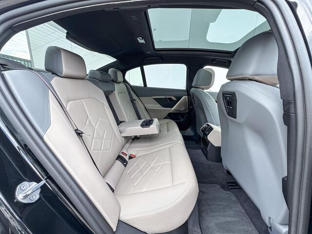 BMW i5 Sedan eDrive40 M Sport Pro 20 Inch / Stuur & Stoelverwarming voor + achter / Stoelventilatie / Adaptief onderstel prof / Automatische achterklep / Comfort Acces / Electrische Zwenkhaak / Ionic glow exterieur pakket / Driving Assistant / Parking Plus / Bowers & Wilkins / Glazen Dak