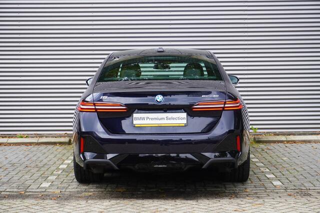 BMW i5 eDrive40 | M Sportpakket | Comfort Pack | Glazen panoramadak | Driving Assistant Professional | Harman Kardon HiFi Sound system | Trekhaak met elektrisch wegklapbare kogel