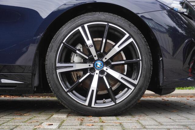 BMW i5 eDrive40 | M Sportpakket | Comfort Pack | Glazen panoramadak | Driving Assistant Professional | Harman Kardon HiFi Sound system | Trekhaak met elektrisch wegklapbare kogel