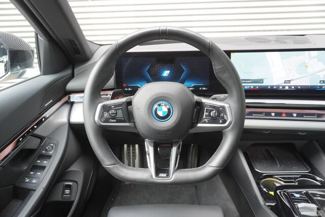 BMW i5 eDrive40 | M Sportpakket | Comfort Pack | Glazen panoramadak | Driving Assistant Professional | Harman Kardon HiFi Sound system | Trekhaak met elektrisch wegklapbare kogel