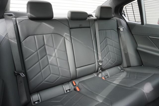 BMW i5 eDrive40 | M Sportpakket | Comfort Pack | Glazen panoramadak | Driving Assistant Professional | Harman Kardon HiFi Sound system | Trekhaak met elektrisch wegklapbare kogel