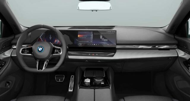 BMW i5 eDrive40 84 kWh M Sport - Panoramadak - Driving Assistant Plus - Stoelverwarming voor/achter - Stoelventilatie - Comfort Access - Parking Assistant Professional - Getinte Ruiten -