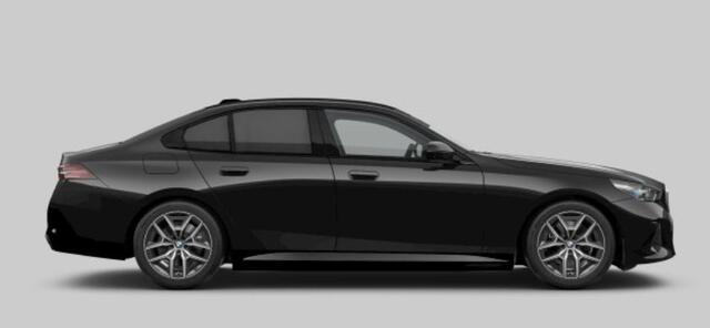 BMW i5 eDrive40 84 kWh M Sport - Panoramadak - Driving Assistant Plus - Stoelverwarming voor/achter - Stoelventilatie - Comfort Access - Parking Assistant Professional - Getinte Ruiten -
