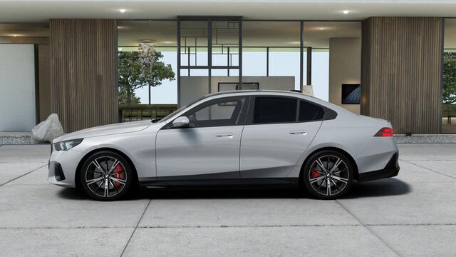 BMW i5 eDrive40 M Sport / Panoramadak / Trekhaak / Bowers & Wilkins / Comfortstoelen / Adaptieve LED / Parking Assistant Plus / Stuurverwarming