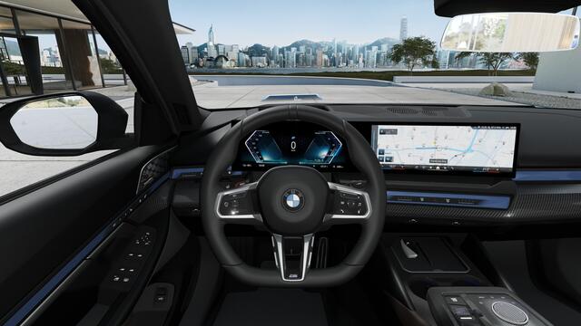 BMW i5 eDrive40 M Sport / Panoramadak / Comfortstoelen / Comfort Access / Adaptieve LED / Bowers & Wilkins / Parking Assistant Plus