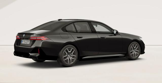 BMW i5 eDrive40 M Sport Edition 84 kWh Panoramadak - Driving Assistant Plus - Getinte Ruiten - Comfort Acces - Parking Assistant Professional - Stoelventilatie - Stoelverwarming voor/achter -