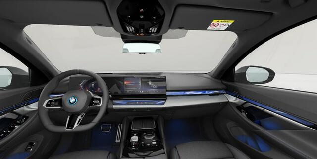 BMW i5 eDrive40 M Sport Edition 84 kWh Panoramadak - Driving Assistant Plus - Getinte Ruiten - Comfort Acces - Parking Assistant Professional - Stoelventilatie - Stoelverwarming voor/achter -