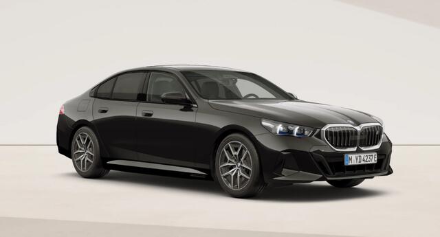 BMW i5 eDrive40 M Sport Edition 84 kWh Panoramadak - Driving Assistant Plus - Getinte Ruiten - Comfort Acces - Parking Assistant Professional - Stoelventilatie - Stoelverwarming voor/achter -