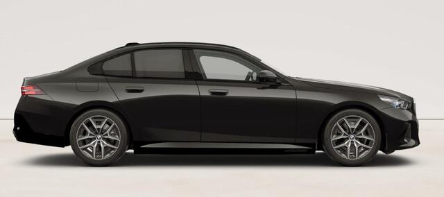 BMW i5 eDrive40 M Sport Edition 84 kWh Panoramadak - Driving Assistant Plus - Getinte Ruiten - Comfort Acces - Parking Assistant Professional - Stoelventilatie - Stoelverwarming voor/achter -