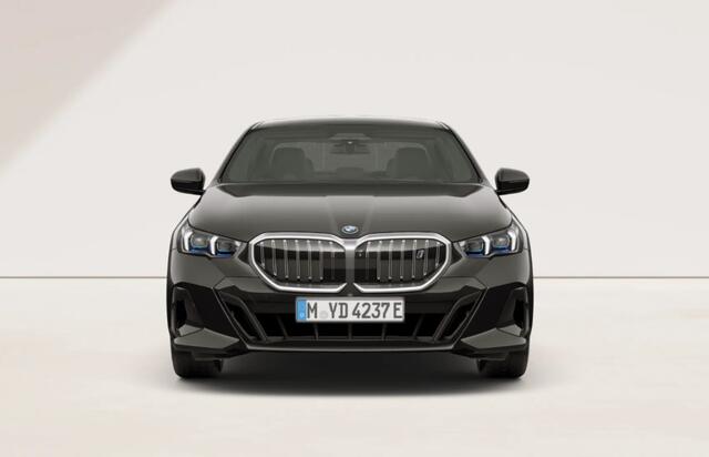 BMW i5 eDrive40 M Sport Edition 84 kWh Panoramadak - Driving Assistant Plus - Getinte Ruiten - Comfort Acces - Parking Assistant Professional - Stoelventilatie - Stoelverwarming voor/achter -