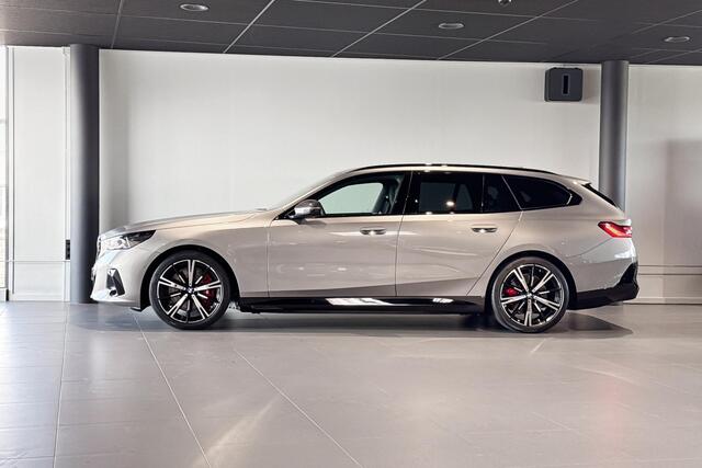 BMW i5 Touring eDrive40 84 kWh | M Sport Pro | Glazen Panoramadak | Harman Kardon | Iconic Glow | Trekhaak |