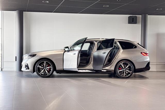 BMW i5 Touring eDrive40 84 kWh | M Sport Pro | Glazen Panoramadak | Harman Kardon | Iconic Glow | Trekhaak |