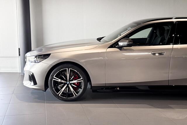 BMW i5 Touring eDrive40 84 kWh | M Sport Pro | Glazen Panoramadak | Harman Kardon | Iconic Glow | Trekhaak |