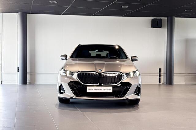 BMW i5 Touring eDrive40 84 kWh | M Sport Pro | Glazen Panoramadak | Harman Kardon | Iconic Glow | Trekhaak |