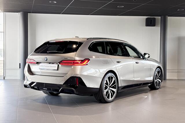BMW i5 Touring eDrive40 84 kWh | M Sport Pro | Glazen Panoramadak | Harman Kardon | Iconic Glow | Trekhaak |