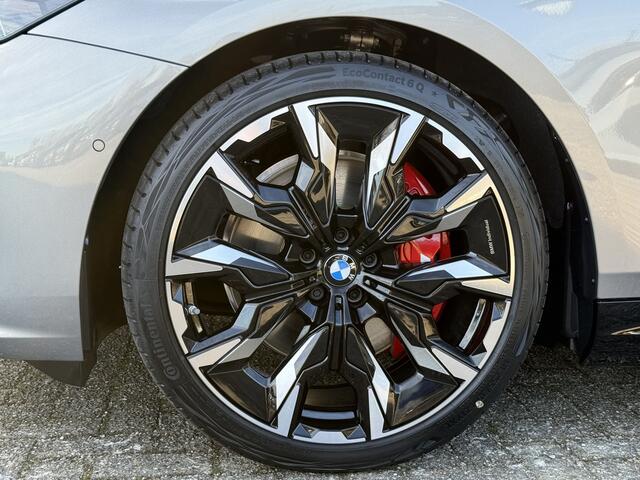 BMW i5 Touring eDrive40 | M-Sport Pro | 21'' | Panorama. | Comfortstoel. + vent. | B&W | Trekhaak | Park. Plus | Head-Up | Driv. Plus | Stuur + stoelverw.