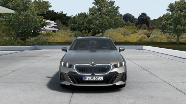 BMW i5 Touring eDrive40 M Sport / Panoramadak / Sportstoelen / Trekhaak / Achteruitrijcamera / Adaptieve LED / M Adaptief onderstel / Comfort Access