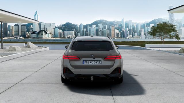 BMW i5 Touring eDrive40 M Sport / Panoramadak / Sportstoelen / Trekhaak / Achteruitrijcamera / Adaptieve LED / M Adaptief onderstel / Comfort Access