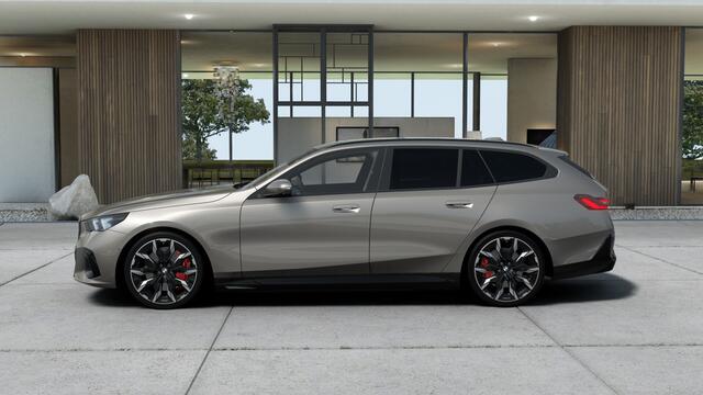 BMW i5 Touring eDrive40 M Sport / Panoramadak / Sportstoelen / Trekhaak / Achteruitrijcamera / Adaptieve LED / M Adaptief onderstel / Comfort Access