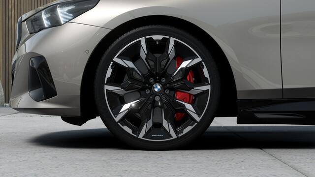 BMW i5 Touring eDrive40 M Sport / Panoramadak / Sportstoelen / Trekhaak / Achteruitrijcamera / Adaptieve LED / M Adaptief onderstel / Comfort Access
