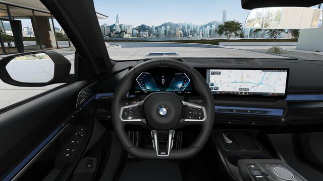 BMW i5 Touring eDrive40 M Sport / Panoramadak / Sportstoelen / Trekhaak / Achteruitrijcamera / Adaptieve LED / M Adaptief onderstel / Comfort Access