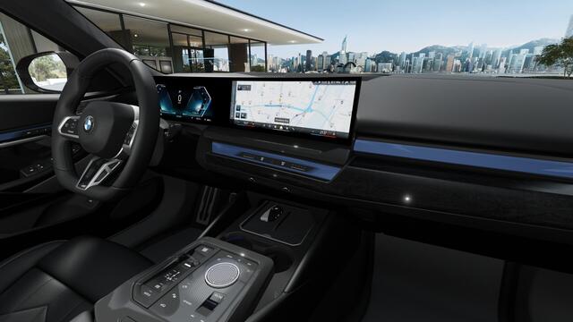 BMW i5 Touring eDrive40 M Sport / Panoramadak / Sportstoelen / Trekhaak / Achteruitrijcamera / Adaptieve LED / M Adaptief onderstel / Comfort Access