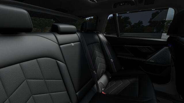 BMW i5 Touring eDrive40 M Sport / Panoramadak / Sportstoelen / Trekhaak / Achteruitrijcamera / Adaptieve LED / M Adaptief onderstel / Comfort Access