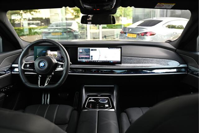 BMW i7 eDrive50 High Executive M Sport / Panoramadak Sky Lounge / Massagefunctie / Active Steering / Soft Close / Stoelventilatie / Multifunctionele voorstoelen / Parking Assistant Professional / Driving Assistant Professional / Live Cockpit Professional
