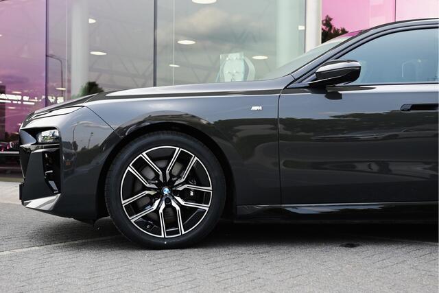 BMW i7 eDrive50 High Executive M Sport / Panoramadak Sky Lounge / Massagefunctie / Active Steering / Soft Close / Stoelventilatie / Multifunctionele voorstoelen / Parking Assistant Professional / Driving Assistant Professional / Live Cockpit Professional
