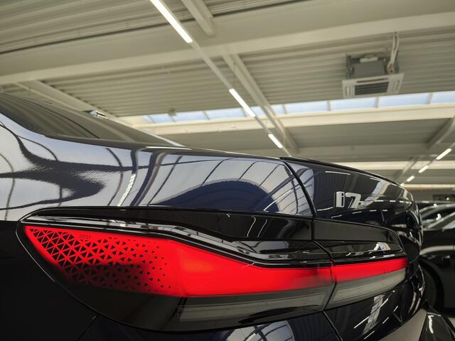 BMW i7 xDrive60 106 kWh | M Sport Pro | El. deuren | Pano Sky Lounge | Kristalen Koplampen | Massage Stoelen | Driver + Park Ass. Professional | B &W High End Sound | Carbon interieur | SOH 95,8% |