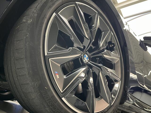 BMW i7 xDrive60 106 kWh | M Sport Pro | El. deuren | Pano Sky Lounge | Kristalen Koplampen | Massage Stoelen | Driver + Park Ass. Professional | B &W High End Sound | Carbon interieur | SOH 95,8% |