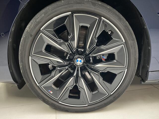 BMW i7 xDrive60 106 kWh | M Sport Pro | El. deuren | Pano Sky Lounge | Kristalen Koplampen | Massage Stoelen | Driver + Park Ass. Professional | B &W High End Sound | Carbon interieur | SOH 95,8% |
