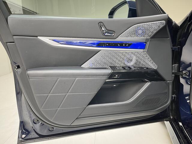 BMW i7 xDrive60 106 kWh | M Sport Pro | El. deuren | Pano Sky Lounge | Kristalen Koplampen | Massage Stoelen | Driver + Park Ass. Professional | B &W High End Sound | Carbon interieur | SOH 95,8% |