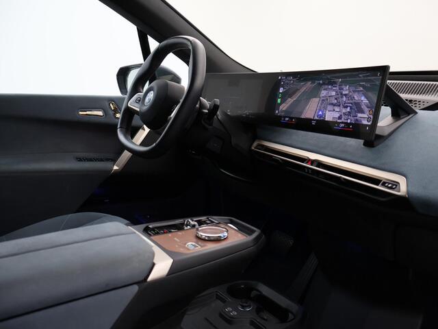 BMW iX xDrive40 M-SPORT H.E. 77 kWh *MAT ZWART* + 22 INCH | 12-2022 | LASER LIGHT | MASSAGE | 3D CAMERA | ADAPTIVE CRUISE | HK